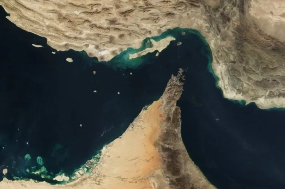 في مضيق هورموز قبالة ساحل عُمان أطلقت سفينة
