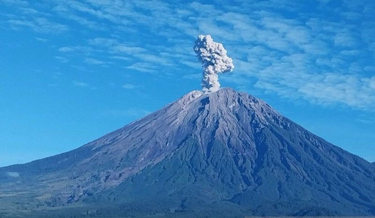 Mount Semeru erupted with an eruption height of up to 1 km above the summit