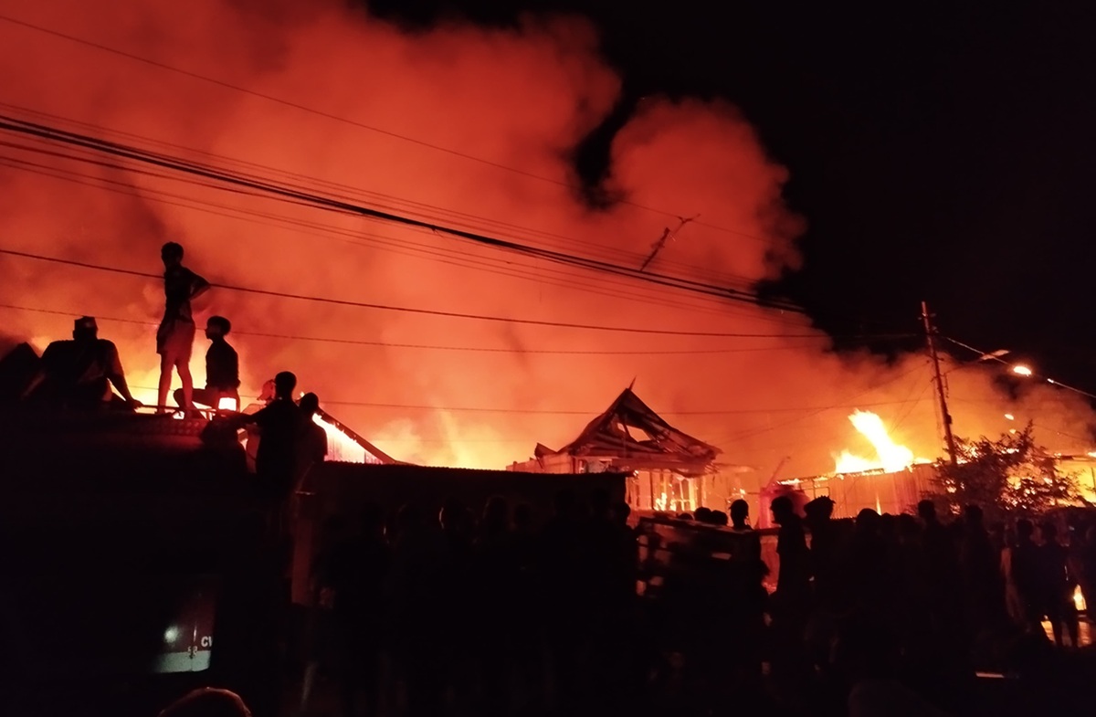 Gran incendio en Tallo, Macasar, quema 56 casas de residentes