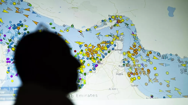 البرلمان الإيراني يناقش مشروع قانون يحظر مرور السفن الأمريكية والإسرائيلية عبر مضيق هرمز