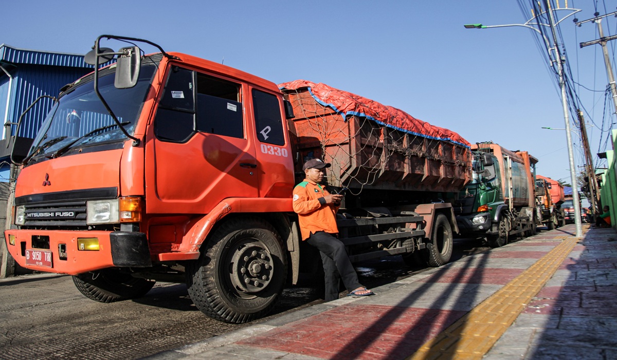 The sanction follows a viral video showing illegal waste disposal, prompting an investigation by the city's environment agency