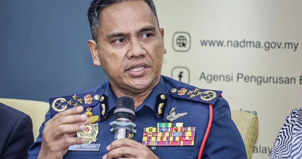 General : Dos oficiales de fuego entre los malayos todavía incontacto en Nepal