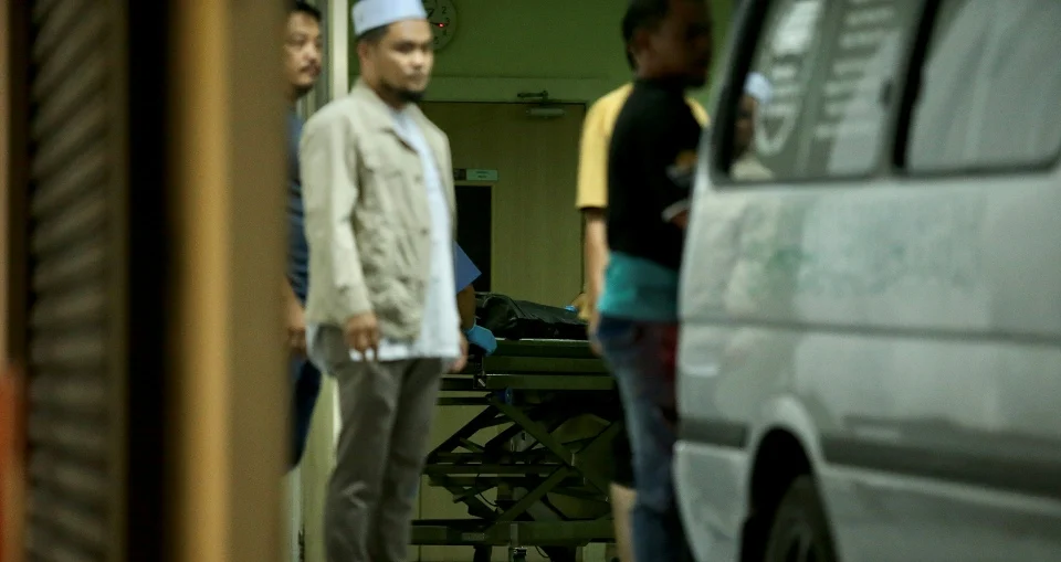Les victimes ont été identifiées comme étant Chiu Teck Siong, 40 ans, Mohamad Nur Hafiz Ibrahim, 29 ans, et Muhammad Raimi Ismarubee, 26 ans