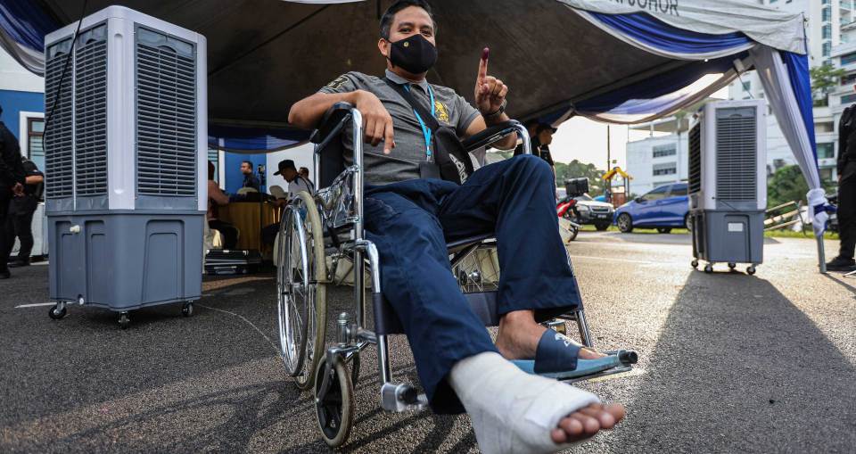 Anwar urges Johor early voters to choose Pakatan as polling begins