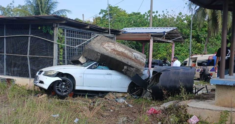 BMW fleeing police blockade skids in Lipis, three detained, three escape