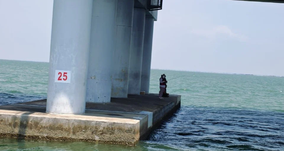 Una mujer estaba entre los tres individuos arrestados por pescar bajo el puente de Penang