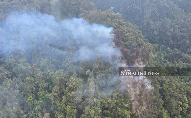 Général : Hélicoptère utilisé pour combattre les incendies du parc national Niah