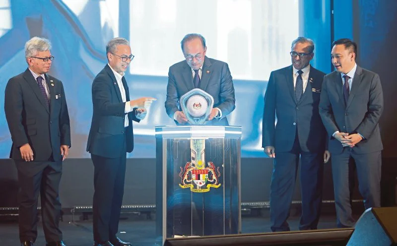 Anwar says Malaysia must adapt to new security threats