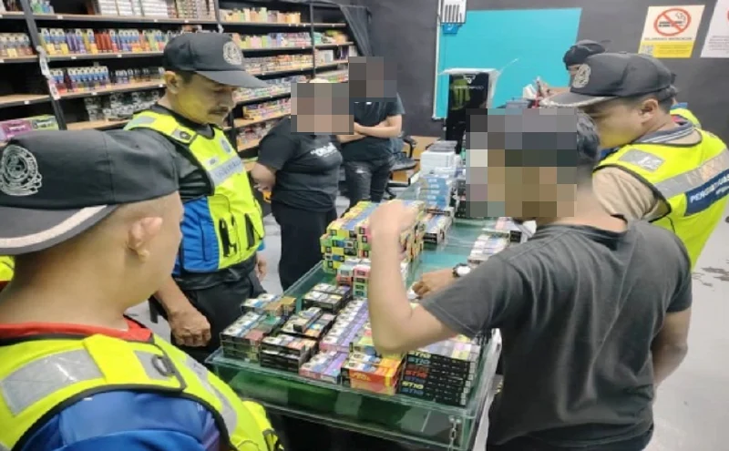 The Kangar Municipal Council raided a premises in Jalan Padang Behor that had been fined and ordered to close