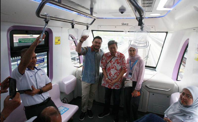 Sultan Sharafuddin takes LRT3 ride, honours 13,000 workers
