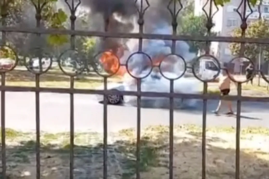 El vehículo fue destruido mientras estaba en movimiento; el estado de seguro del conductor desconocido