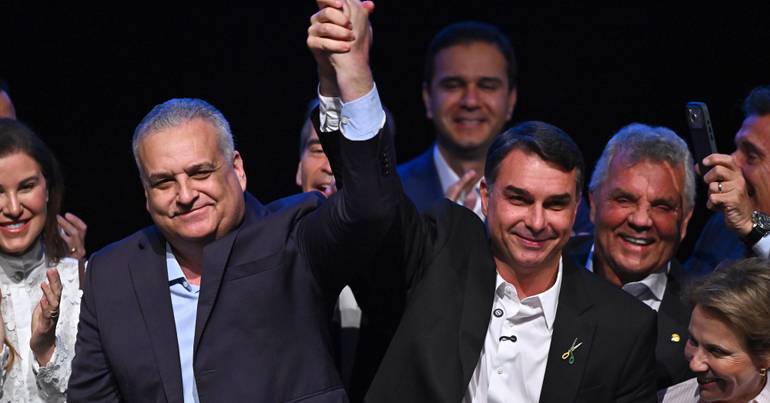 Flávio Bolsonaro anuncia a Alfredo Gaspar como vice
