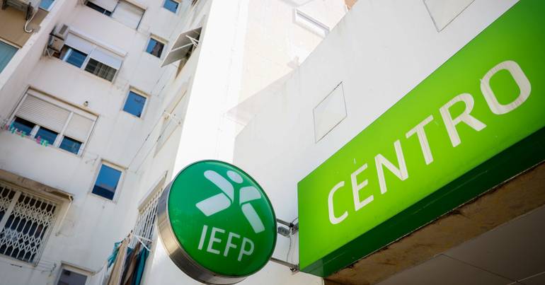 Number of unemployed in employment centres back 9.9% in June discloses the IEFP