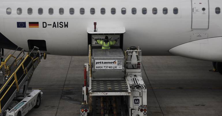 Holdings at air borders increased by almost 30%