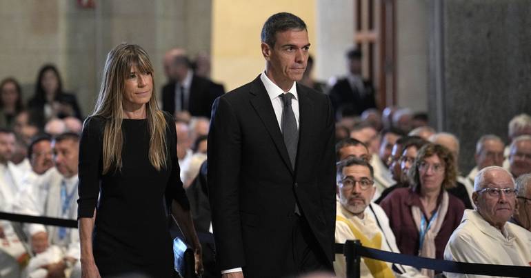 Justicia española confirma juicio de mujer de Sánchez por 2 crímenes