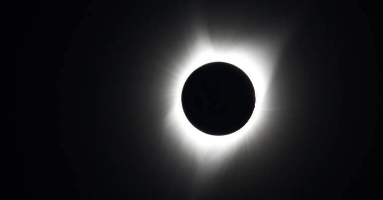 Tu vas voir l'éclipse solaire ? La DGS émet des recommandations pour assurer la sécurité