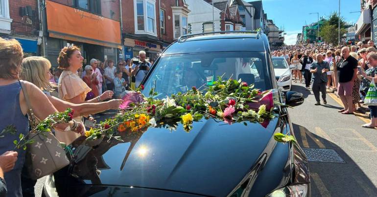 Des centaines disent au revoir à Bonnie Tyler au Pays de Galles