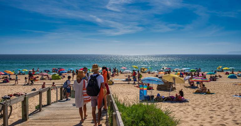 Authority of Setúbal states that "the beaches are public"