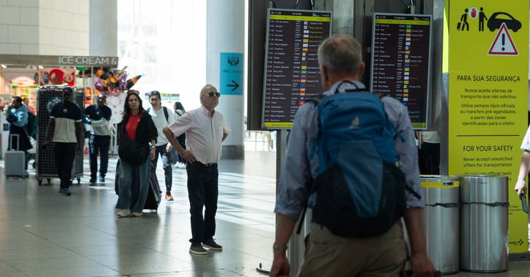 PSP holds man wanted by Interpol at the airport