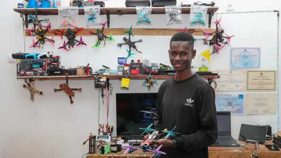 Young Mozambican prépare du «drone» pour délivrer des médicaments