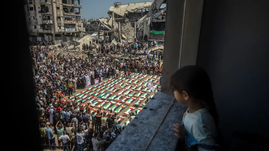مدينة غزة تقيم جنازة جماعية لـ 112 شخصا