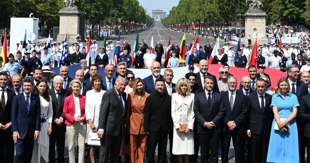 Praising peace by showing weapons: for his last 14-July, Emmanuel Macron surpasses himself in the "at the same time"