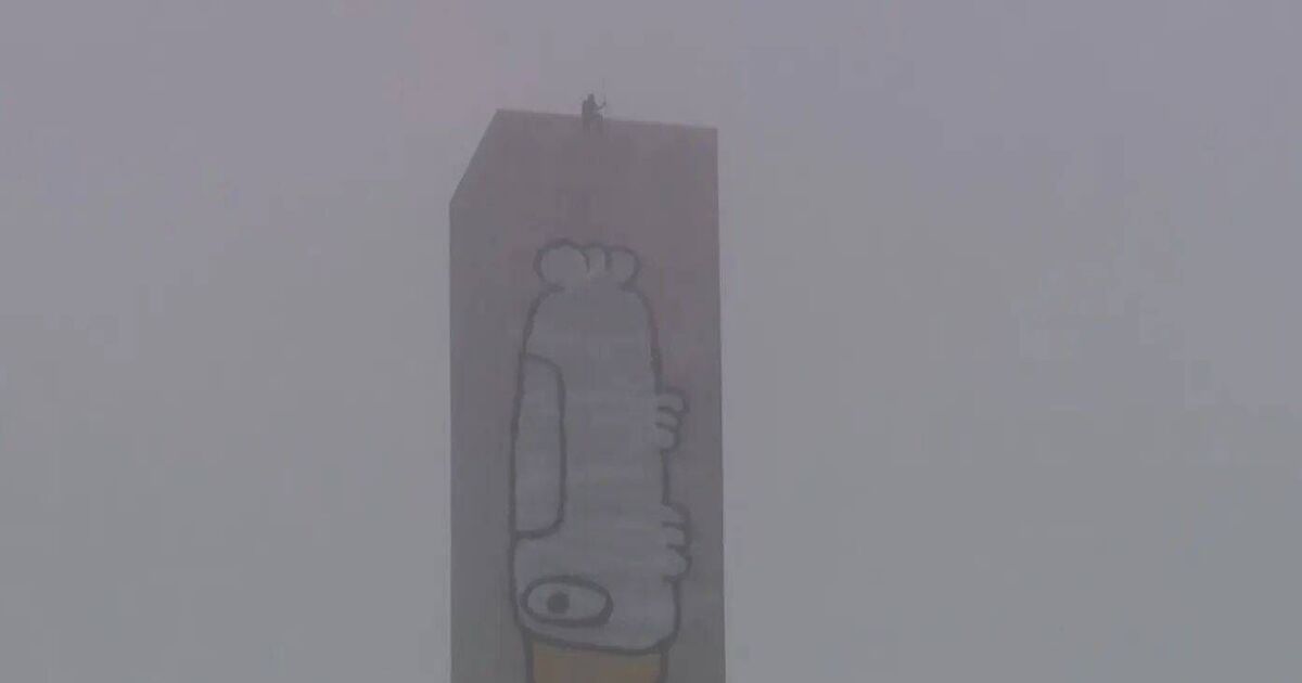 Melbourne's Bolte Bridge chaos as protester demands jam sandwich after scaling pillar