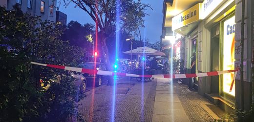 Berlin: Shots on 22-year-olds sitting in front of café