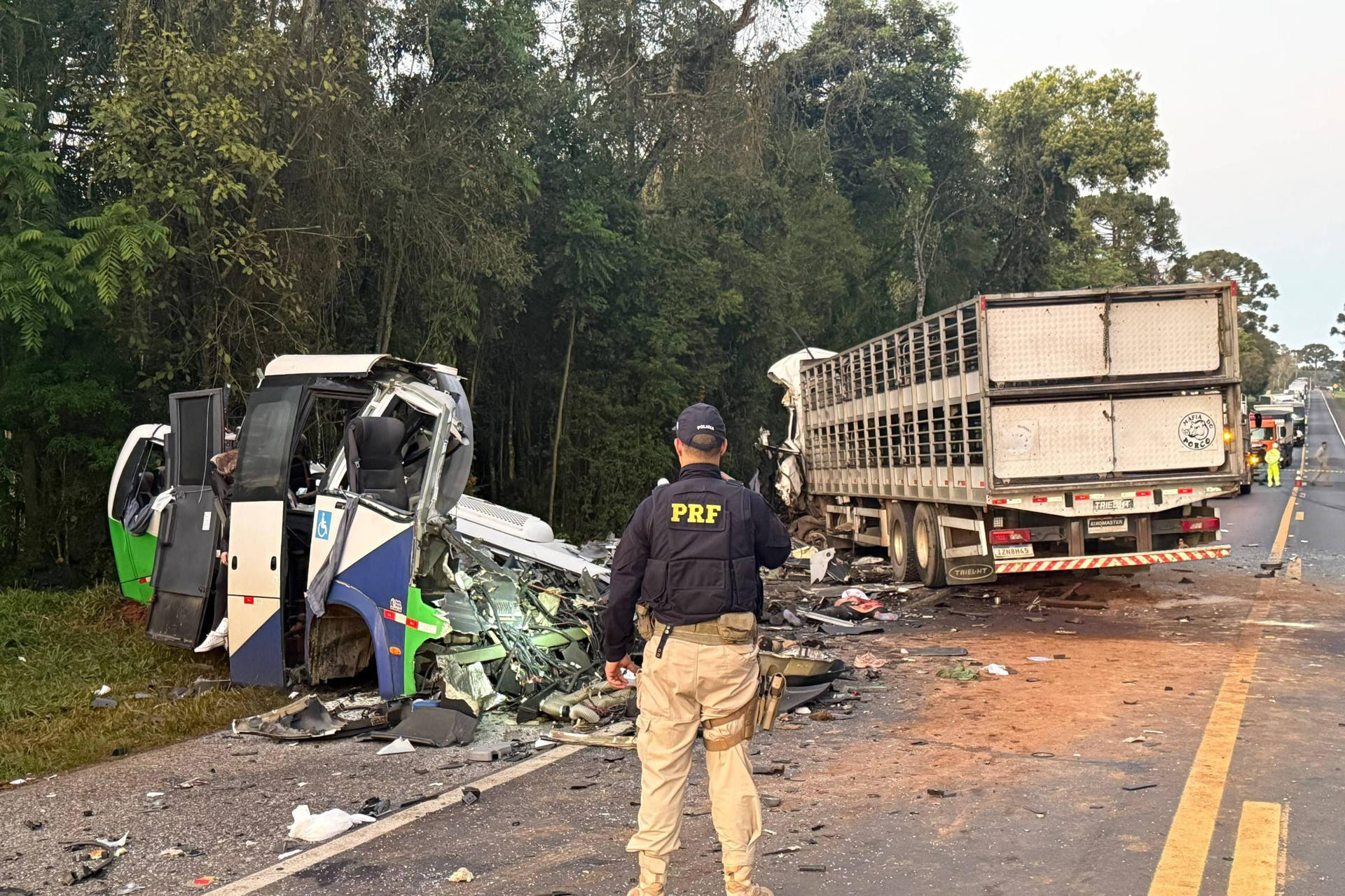 حادث في البرازيل: حافلة بمصابيح مع شاحنة - ٢٣ قتيلا