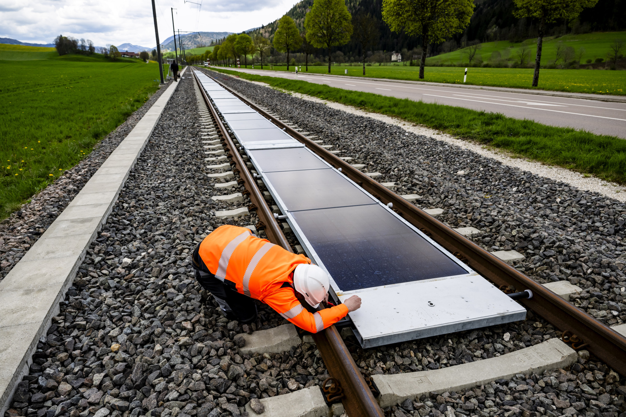 Pilot project in Buttes: 11,000 trains rolled over these solar panels – without a single problem