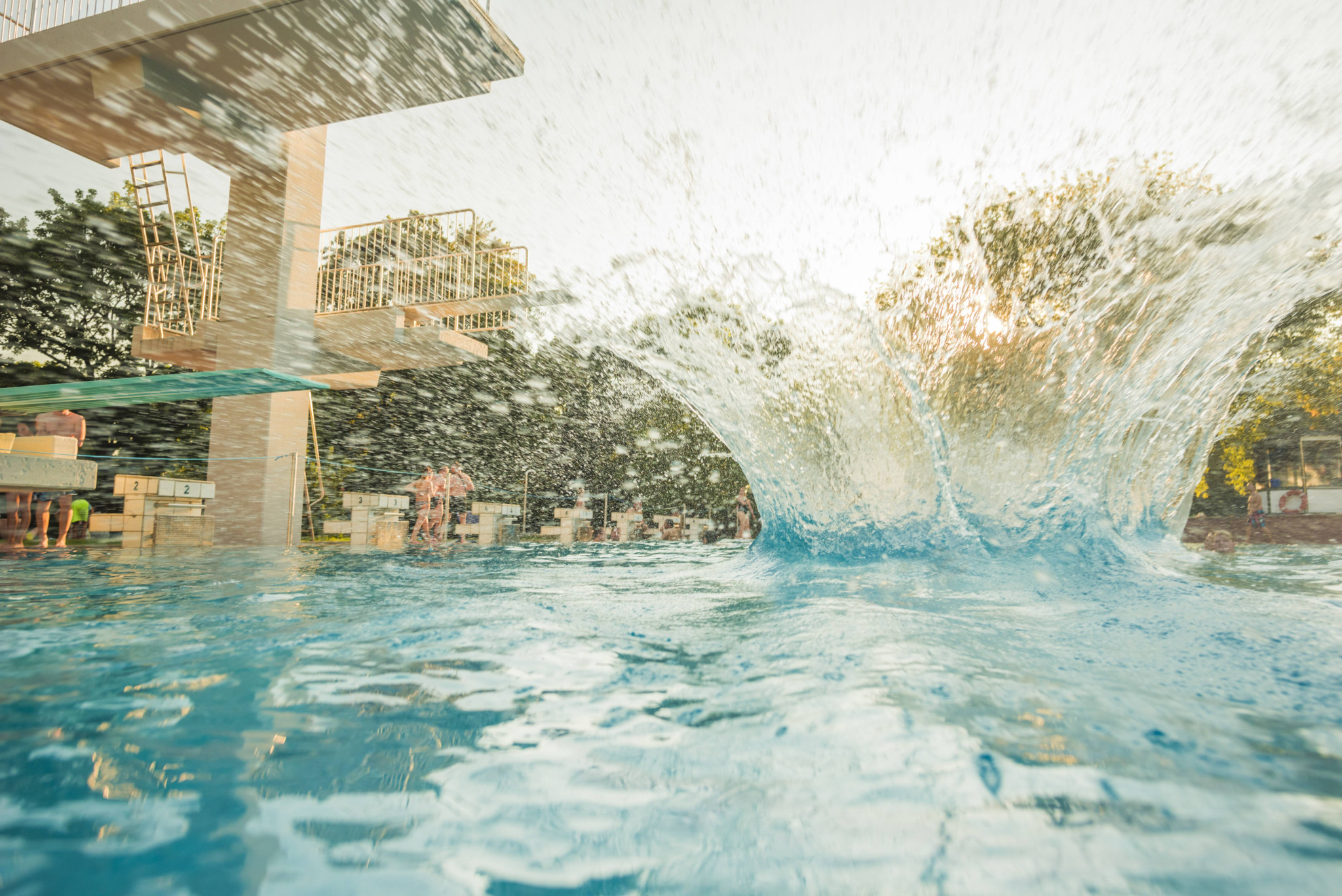 Tendance dangereuse des médias sociaux : dégoût dans les piscines extérieures de l'Espagne : Le « défi brun »