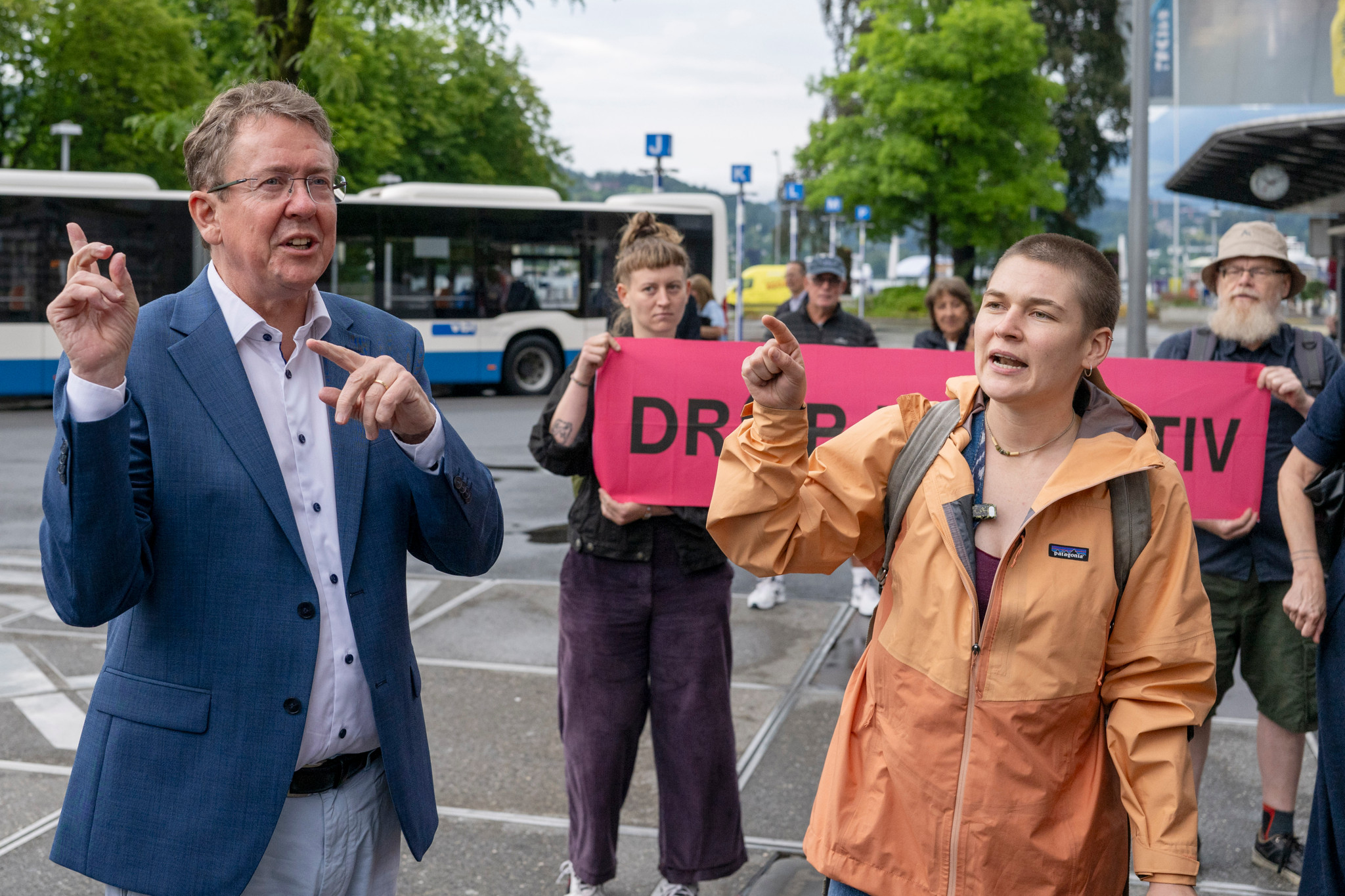 During the summer walk: climate activists disturb Rösti's excursion