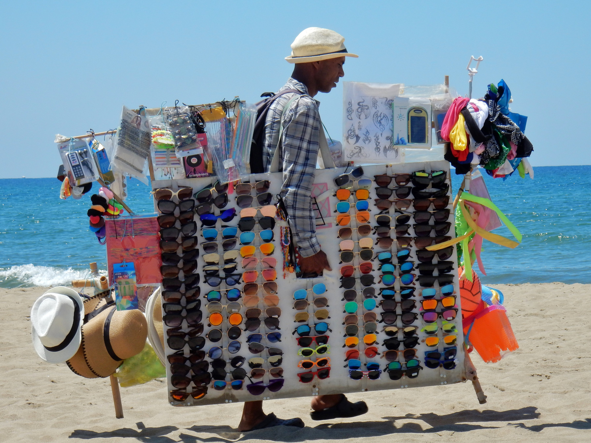 Street vendors in Ibiza: The sunglasses bought on the beach now costs 150 euros fine