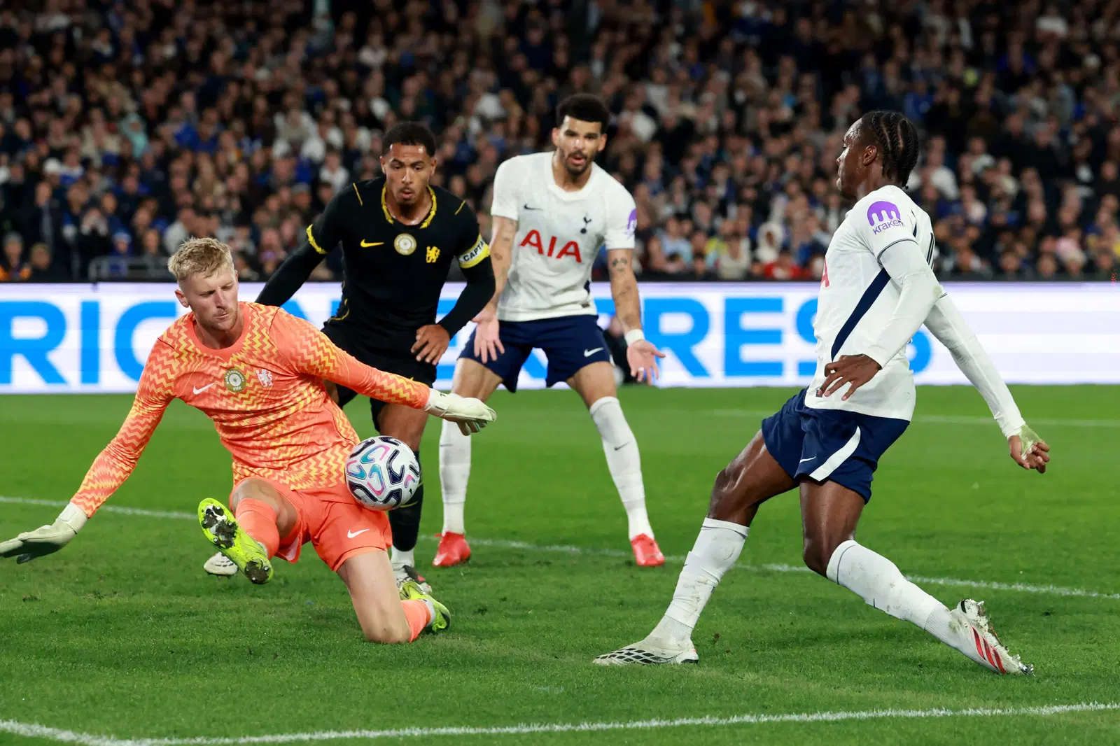 عشرة رجال توتنهام ضرب تشيلسي 2-1 في سيدني