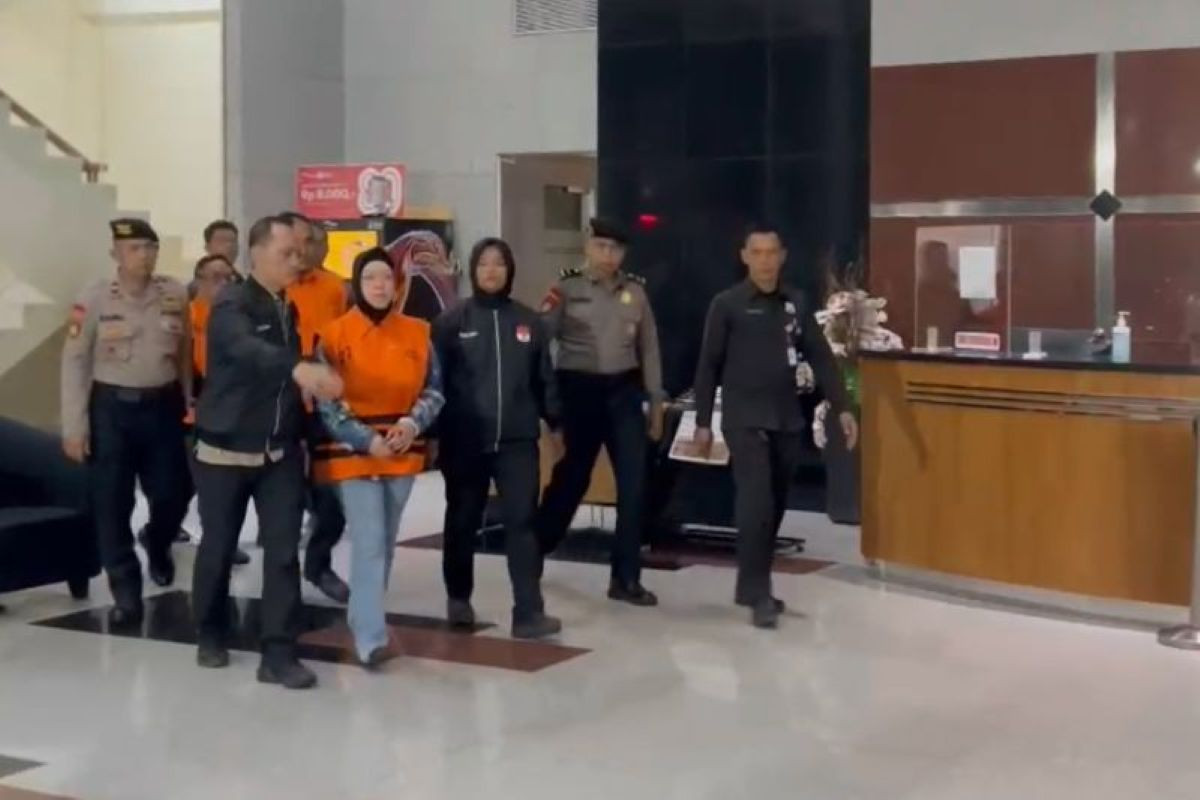 KPK detains Sukoharjo Regent