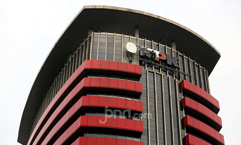 La agencia anticorrupción detuvo al bupati y a otras 21 personas en una redada coordinada
