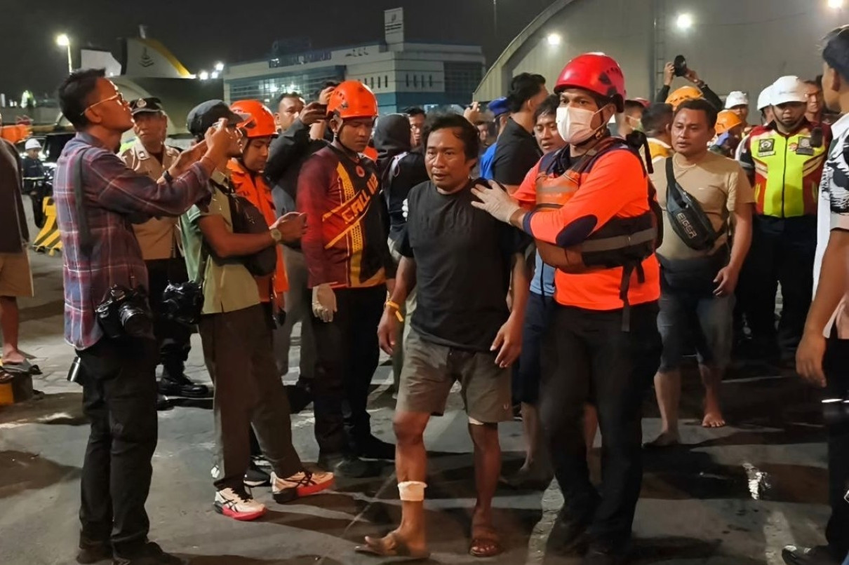 Les équipes de secours ont évacué 234 passagers au total, avec 229 survivants et cinq morts ; trois navires sont toujours en route vers Surabaya