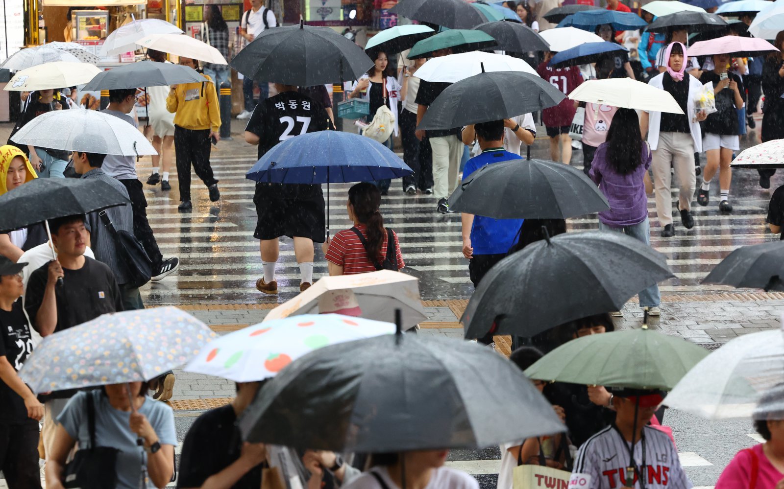 Gangwon inland·mountain areas up to 60mm of heavy rain... daytime high 31 degrees