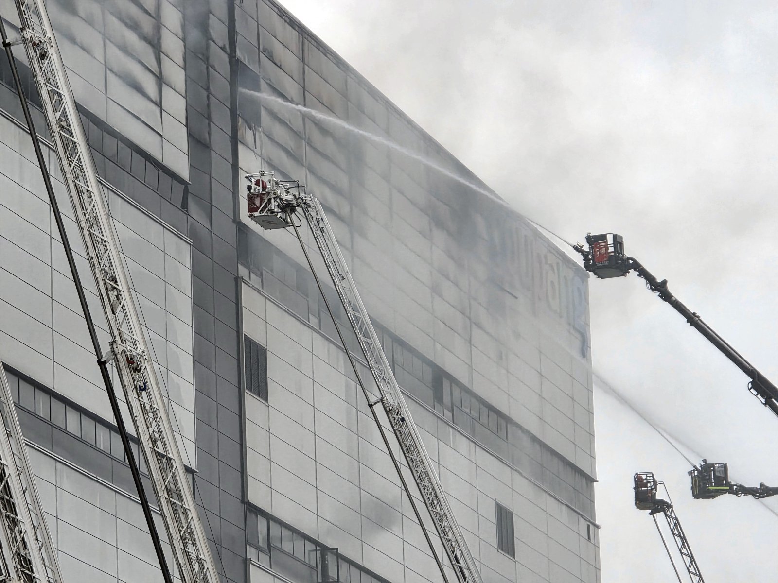 Le centre a soumis un rapport le 11 mai indiquant que tous les problèmes étaient résolus, mais un incendie le 18 juin a mis 61 heures à être éteint