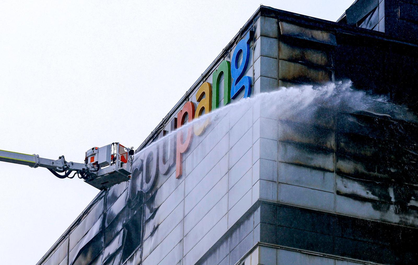 L'incendie s'est produit dans une batterie à l'intérieur d'un entrepôt frigorifique au 15e centre logistique de Coupang à Jemulpo-gu, Incheon le 23
