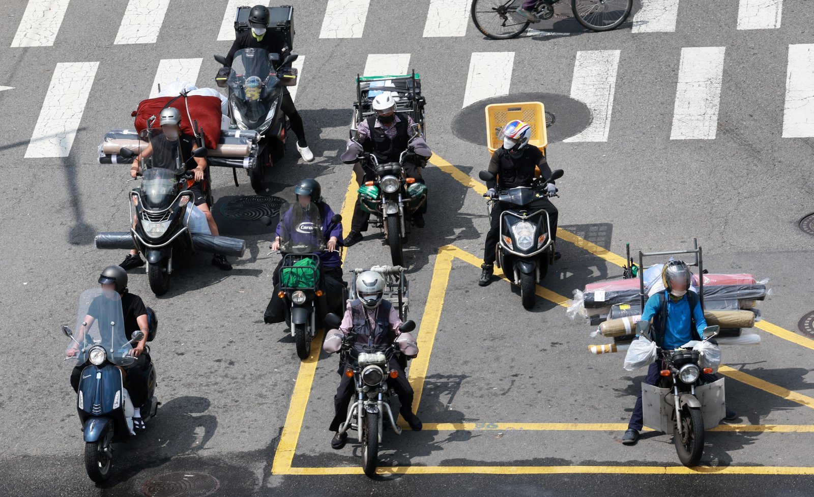 En asociación con la Asociación de Mantenimiento de Motocicletas de Corea, más de 140 centros ofrecen áreas de descanso y agua a los trabajadores de reparto