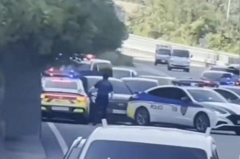 El sospechoso de 50 años fue sometido con una pistola táser por la policía en Jinju, Corea del Sur