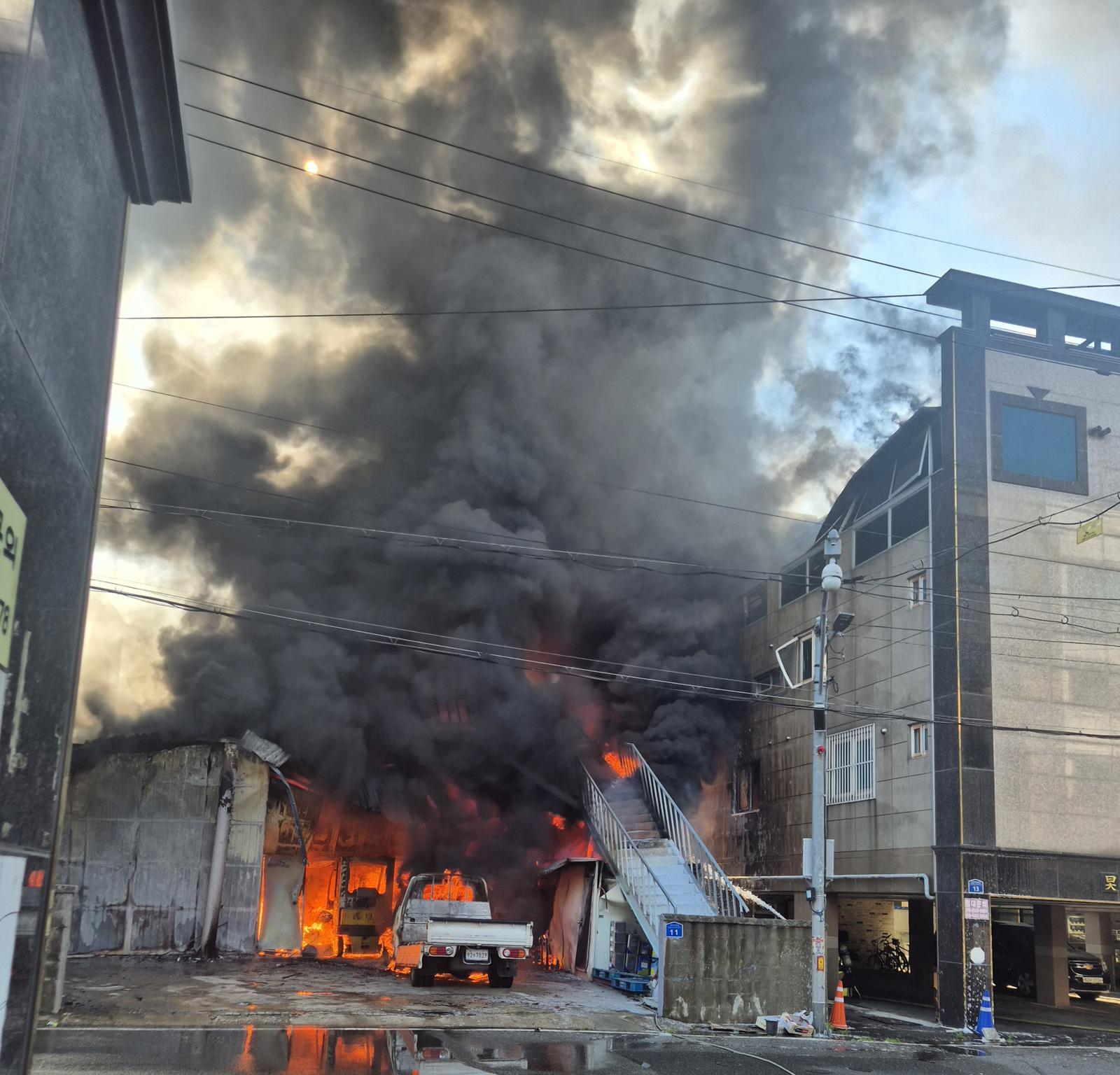 El incendio se desató alrededor de las 8:20 a.m. en Samsan-dong, Nam-gu, dejando también a otros tres con heridas menores