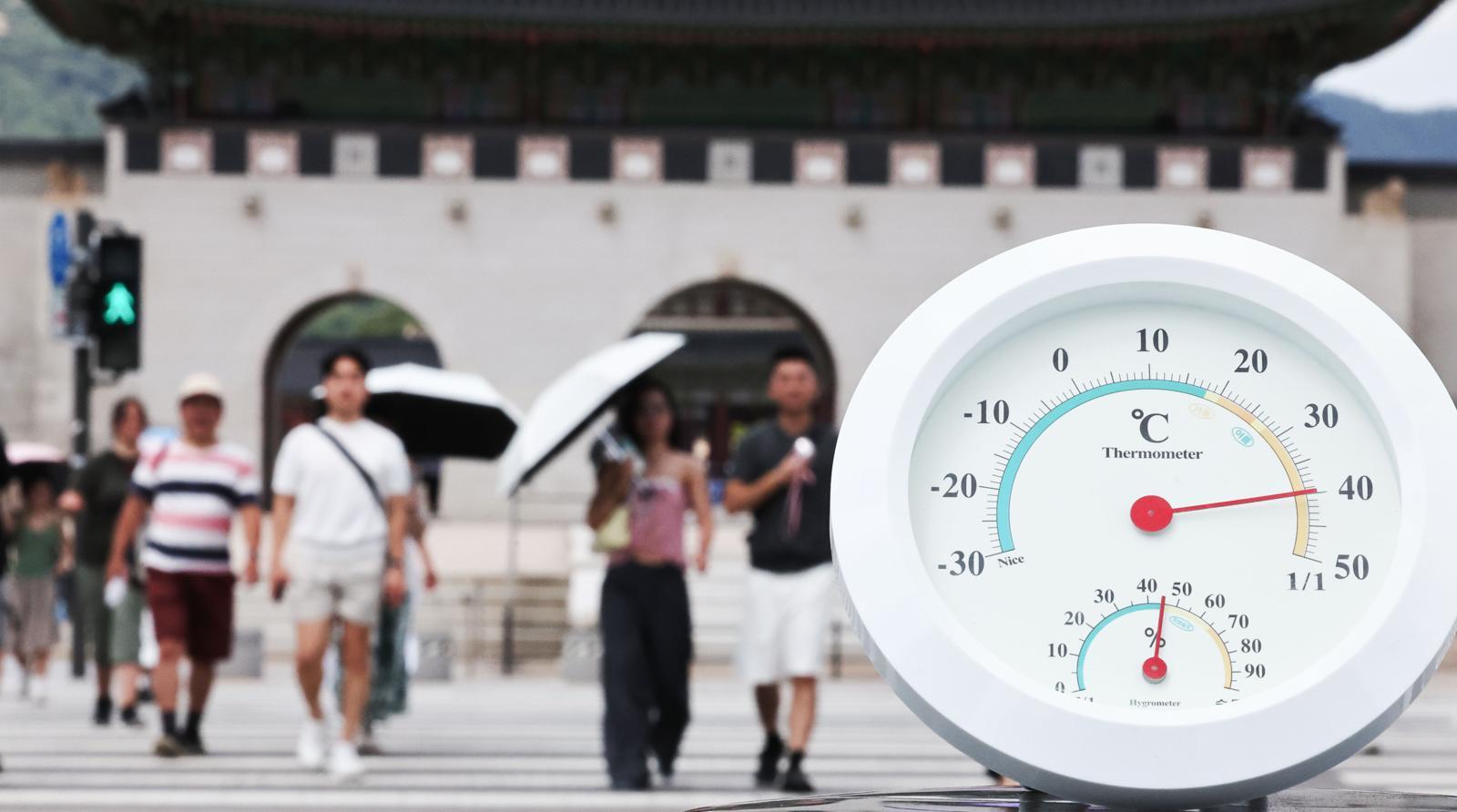 Seoul's night low dropped to 24.5°C, but most regions remain under heat advisories as showers hit inland