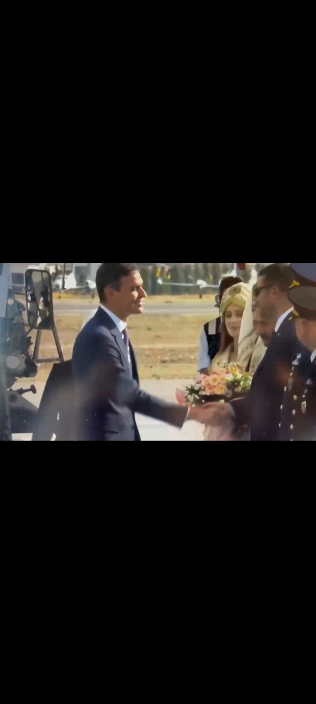 The orphan bouquet of Spain at NATO... for Begoña Gómez?