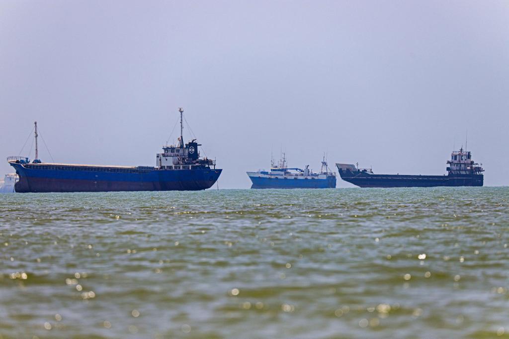 Trump reinstates naval fence to Iran and says US will charge 20% to protect ships in the Strait of Ormuz
