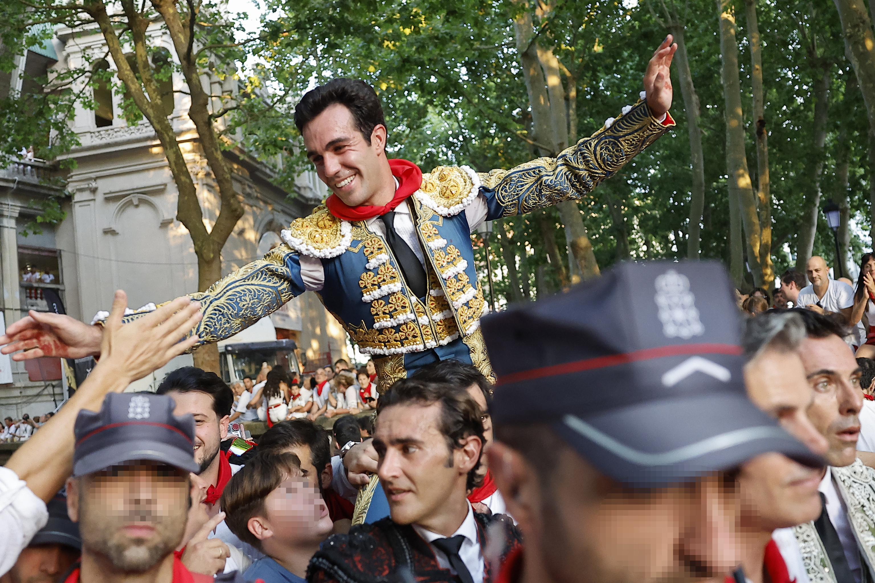 Jandilla and Tomás Rufo put a spherical brooch on Pamplona