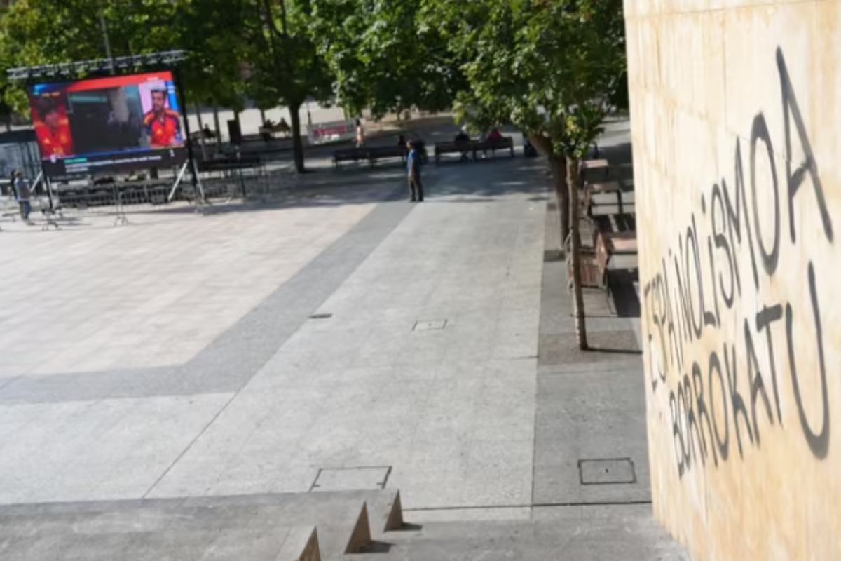 Radicales abertzales intentan sabotear la pantalla gigante en Bilbao
