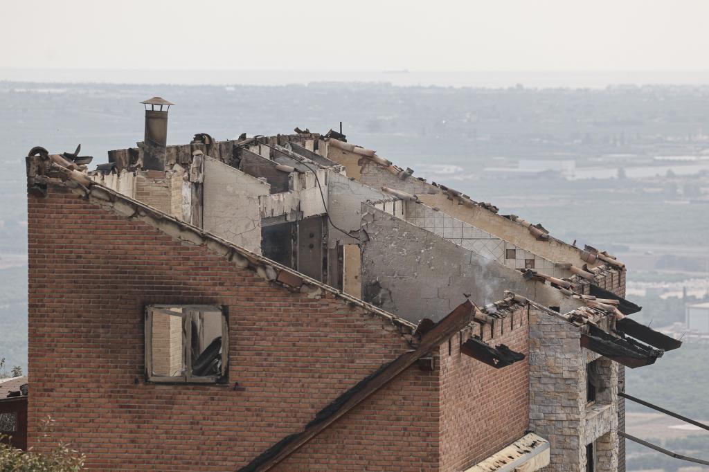 The authorities rule out the return of the 16,000 evicted and the fire is still out of control