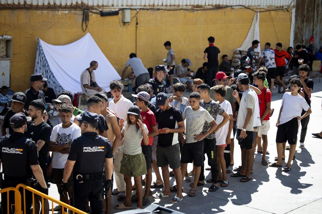 Seven-year-old children do not know where their parents are in the Spanish settlement